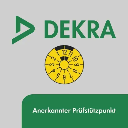 Logo DEKRA, grauer Hintergrund, oben das Logo und Schriftzug der Dekra, Mittig ein Prüfsiegel, unten rechts auf grünem Grund Text: Anerkannter Prüfstützpunkt