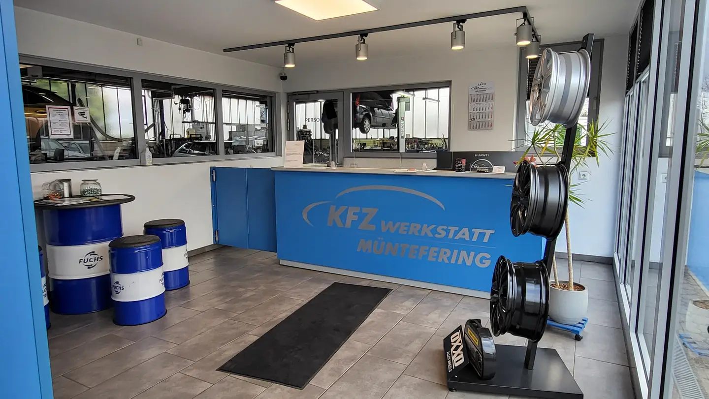 Unsere Serviceannahme für Kunden,
 mit Ausstellungs-Felgen,
 eine Sitzgelegenheit,
 wenn es etwas dauert und die Theke für die Annahme mit Beschriftung unseres Werkstattnamen