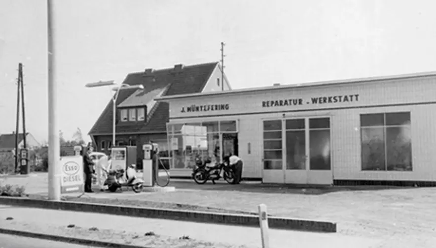 Foto: Ansicht der gesamtwerkstatt (Tankstelle und Werkstatt) Historie - schwarz-weiss-Bild der Werkstatt von ca. 1956