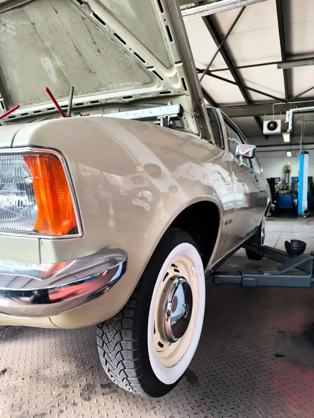 Ein KFZ (Oldie) auf der Bühne in unserer Werkstatt