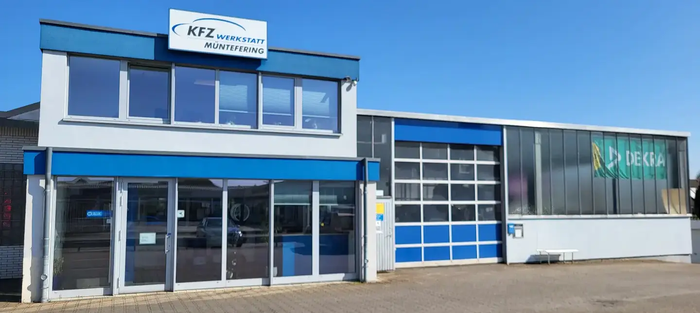Außenansicht der KFZ-Werkstatt, links Kundeneingang, rechts Tor der Werkstatthalle